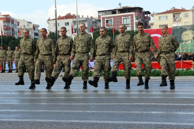 Komandolardan zeybek, horon ve halay performansı